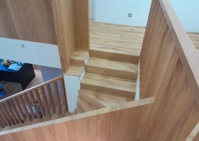 Schodiště a dřevěný obklad z dýhy Žarošice