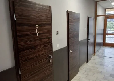 Dveře a dřevěný obklad na míru do restaurace Bučovice, Vyškov