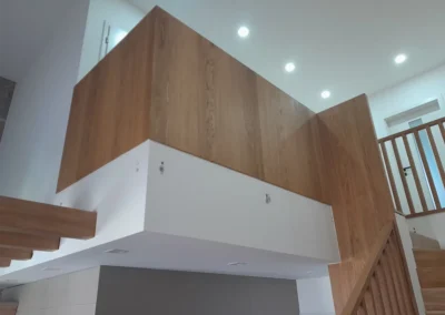 Schodiště a dřevěný obklad z dýhy Žarošice